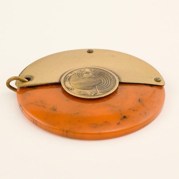 Vintage Egyptian Revival Lucite & Brass Necklace Pendant Cleopatra Egyptomania - Picture 5 of 6